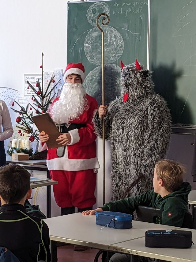 Der Nikolaus besucht die 5. Klassen