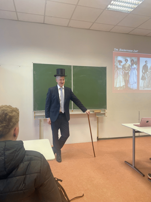 Mit Zylinderhut, Gehstock und Anzug  in den Klassen 8a, 9b und 9c – Eine Zeitreise durch die Modegeschichte